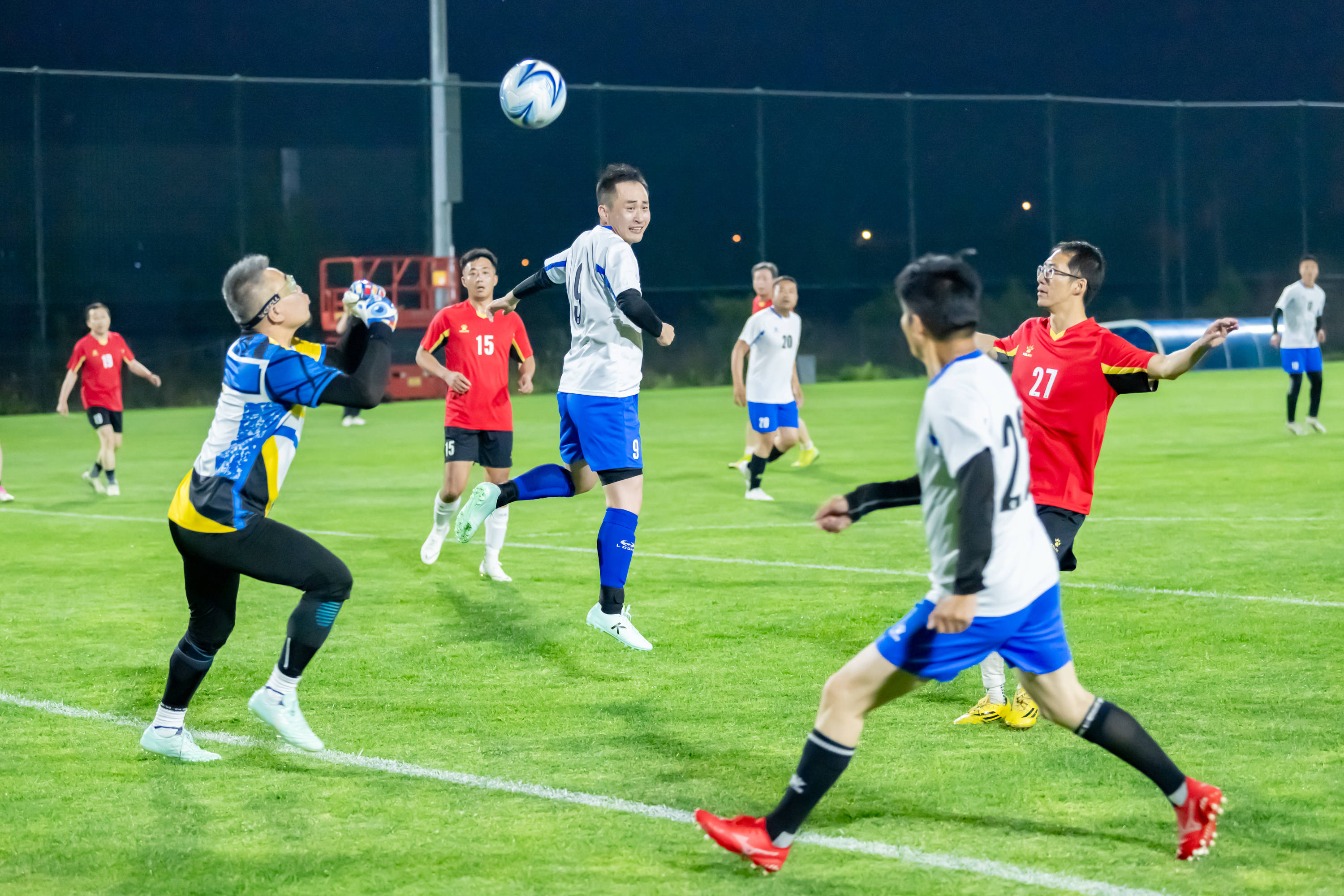 西甲：莱万“双响” 巴萨大胜赫罗纳2025-04-01.